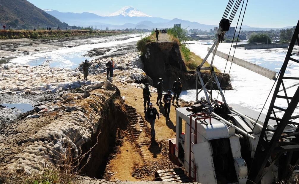 Reparaciones en el Canal de la Compañía tras su desbordamiento, en Valle de Chalco, 2010. Foto: ESPECIAL.