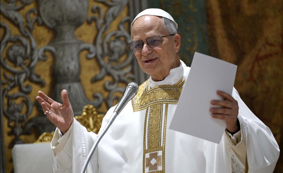 El papa León XIV oficia hoy su primera misa en la Capilla Sixtina ante los 133 cardenales que el jueves lo eligieron en la cuarta votación del cónclave en El Vaticano. Foto: EFE