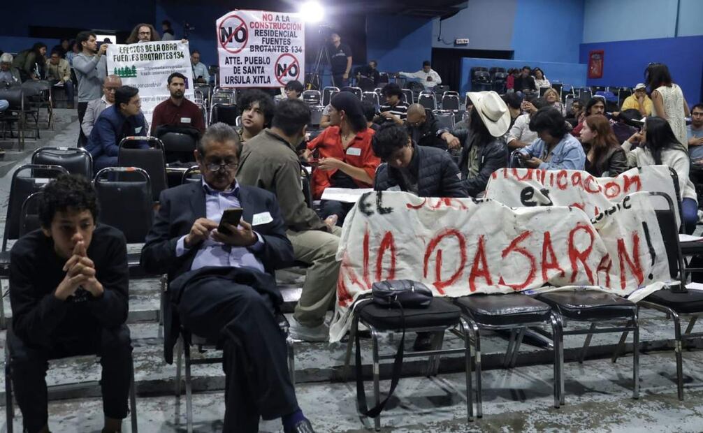 Durante la ronda de preguntas y respuestas, los asistentes cuestionaron fuertemente a los legisladores. Foto: Fernanda Rojas.