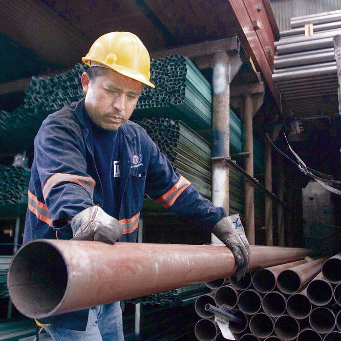 Riesgo. De no aplicarse los aranceles, comenzarán los despidos en las empresas acereras, advirtió el líder de la CTM de Coahuila, Tereso Medina. ARCHIVO EL UNIVERSAL