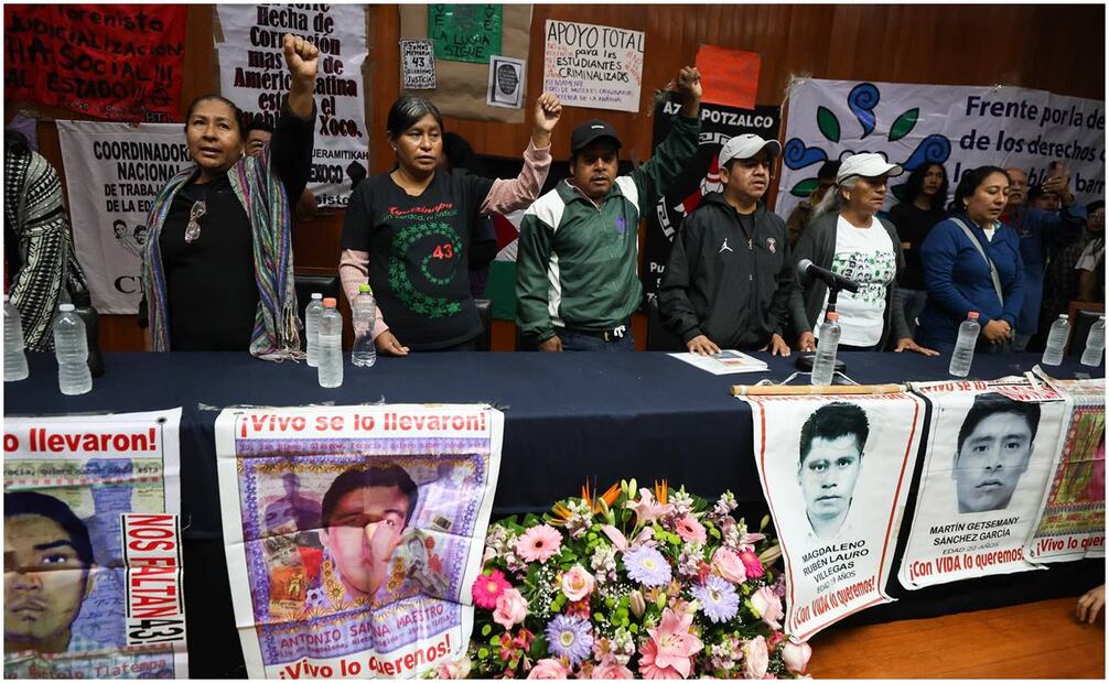 Mensaje de los padres de los 43 normalistas desaparecidos en Ayotzinapa en el Aula Magna de la Facultad de Filosofía y Letras de la UNAM. Foto: Diego Simón / EL UNIVERSAL