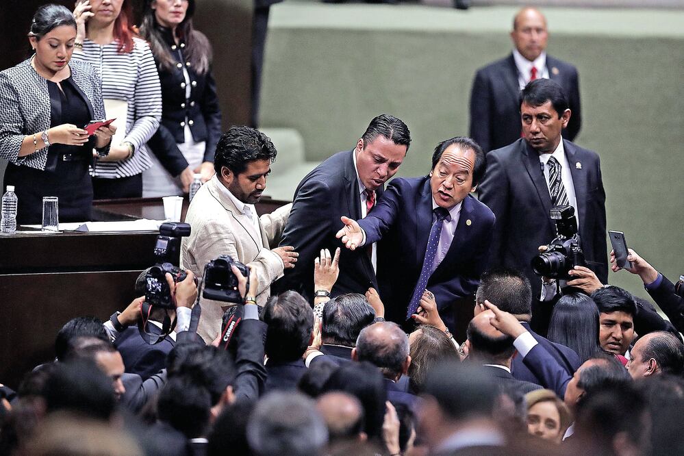 La discusión se volvió acalorada y terminó con jaloneos entre diputados (ALEJANDRO ACOSTA.EL UNIVERSAL)