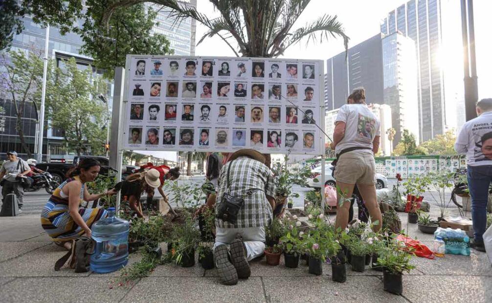 Colectivos de familiares de personas desaparecidas instalaron el Jardín de la Memoria frente a la glorieta de las y los desaparecidos. (05/04/25) Fotos: Gabriel Pano/ El Universal