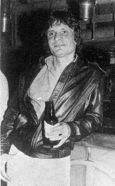 Más allá de ser el sexoservidor que inspiró el personaje de Adonis García, la comunidad gay de su época (antes de visibilizarse a las lesbianas, bisex o trans) recordaba su persona, desde su famosa “anatomía dotada” hasta su personalidad tímida pero solidaria. Foto: Colectivo Sol, archivos y memorias diversas.