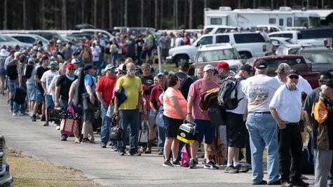 Pista en Estados Unidos ignoró autoridades y organizaba carreras de autos en cuarentena