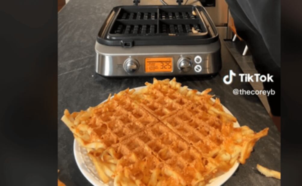 Prepara bollo para hamburguesa con papas fritas y queso en la wafflera