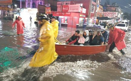 Usan lanchas para trasladar a vecinos en calles inundadas de Ixtapaluca; alertan por posible desborde de canales