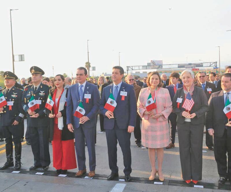 El abrazo entre autoridades de los tres órdenes de gobierno de Estados Unidos y México es una ceremonia histórica que simboliza la unión entre ambas naciones con lazos de amistad y colaboración. Foto: Especial