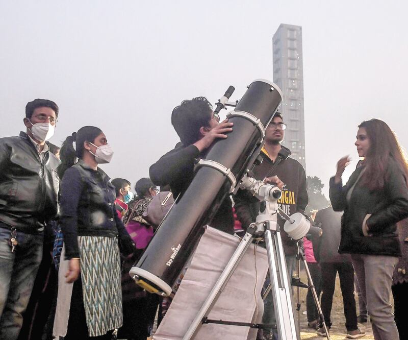 Personas reunidas en Sarkar, India, observan el fenómeno. DIBYANGSHU SARKAR. AFP