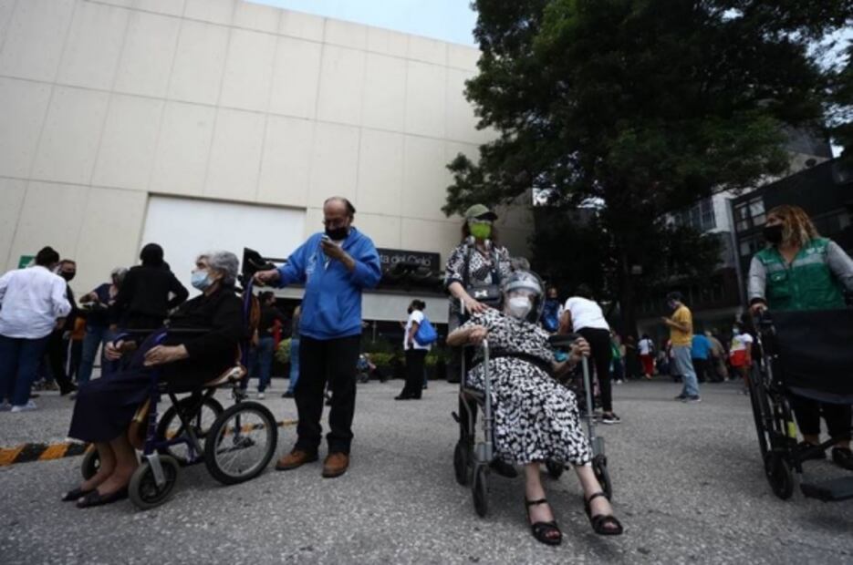 Esperaron más de 2 horas por vacuna en el Pepsi Center