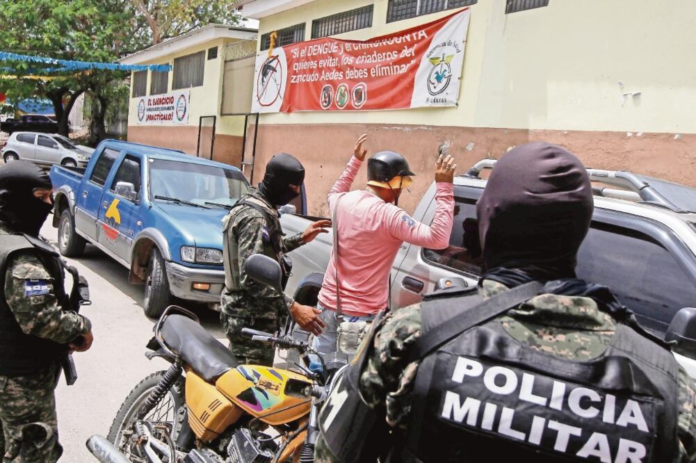 Policías militares realizan una inspección de rutina en busca de drogas y armas en Tegucigalpa, Honduras. Centroamérica es un corredor por el que pasa gran cantidad de narcóticos cuyo destino final es Estados Unidos. (JORGE CABRERA. REUTERS)