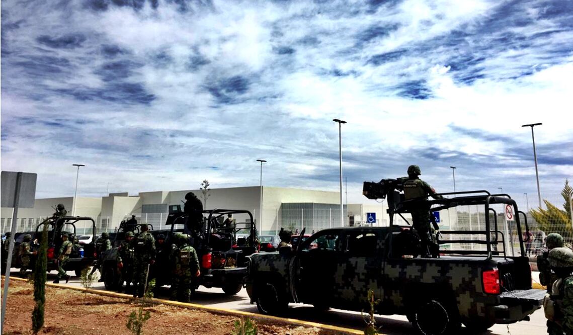 Previo al arribo del presidente Andrés Manuel López Obrador, camionetas artilladas de la Sedena vigilan el Hospital de la Mujer IMSS-Bienestar en Fresnillo, Zacatecas