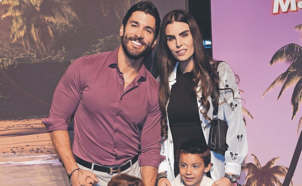 El conductor Kike Mayagoitia, su esposa Cynthia de la Vega e hijos. Fotos: CLASOS y Carlos Mejía/ EL UNIVERSAL