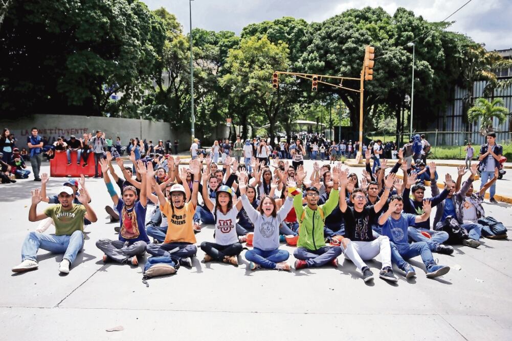 Miembros de la oposición bloquearon ayer la calle durante una protesta contra el gobierno de Nicolás Maduro y para exigir la liberación de los presos políticos (IVÁN ALVARADO. REUTERS)