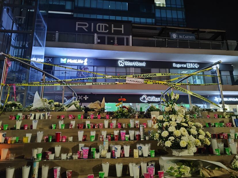 Con veladoras y flores colocan memorial en plaza Alttus y piden justicia por víctimas. (Foto: Regina Arellano)