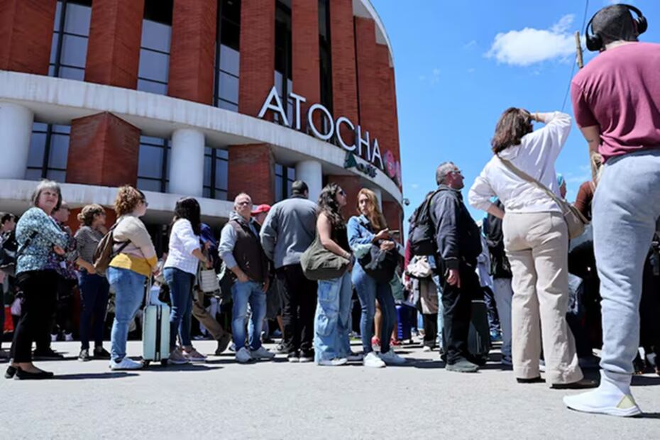 Las personas se aglomeran fuera de la estación de trenes Atocha en Madrid tras su cierre debido a un masivo apagón que afectó a España el 28 de abril de 2025. FOTO: THOMAS COEX. AFP