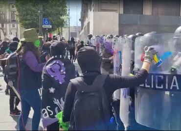Registran actos vandálicos contra policías por feministas radicales en Toluca