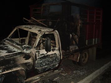 Comando armado incendia traíleres en Iguala