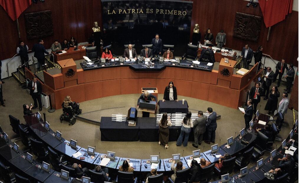 Instalan en Senado dos urnas transparentes para la insaculación. Fotos: Yaretzy M. Osnaya / EL UNIVERSAL