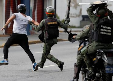 Policía dispersa con gases lacrimógenos a manifestantes opositores en Caracas