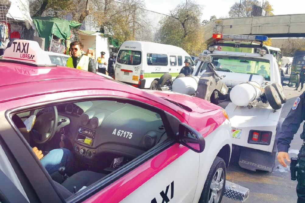 Corralón. Las multas que deberán pagar los operadores para recuperar sus unidades, van de 5 mil 885 pesos a 25 mil 749 pesos. (Archivo. EL UNIVERSAL)