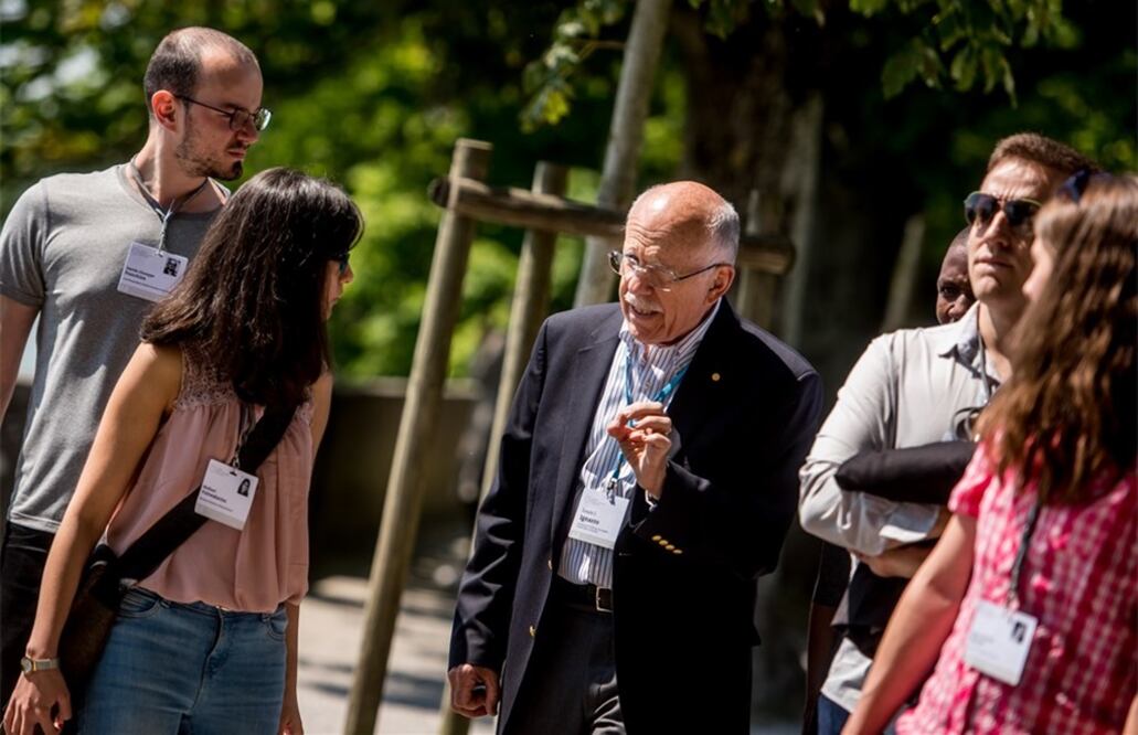 El ganador del Premio Nobel de Fisiología o Medicina 1998, el estadounidense Louis Ignarro, conviviendo con jóvenes científicos . Foto www.mediatheque.lindau-nobel.org