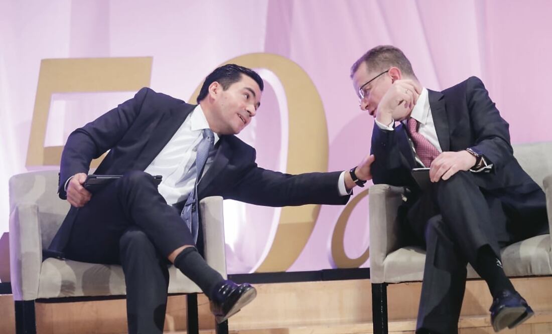 Eduardo Osuna, director general de BBVA Bancomer, y José Antonio Lozano, rector general de la Universidad Panamericana, durante el evento (IVÁN STEPHENS. EL UNIVERSAL)