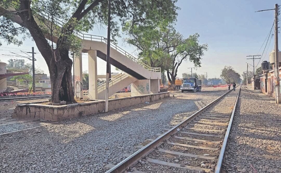 Mientras el gobierno avanza con el Tren México-Querétaro, vecinos de Teoloyucan exigen puentes vehiculares y ampliación de carriles. Foto: Especial