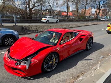 Hombre compra Ferrari de 6 MDP y choca a 3 km de la agencia
