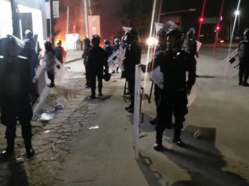 Con piedras y balazos al aire, desalojan a manifestantes del crucero del Aeropuerto de Oaxaca