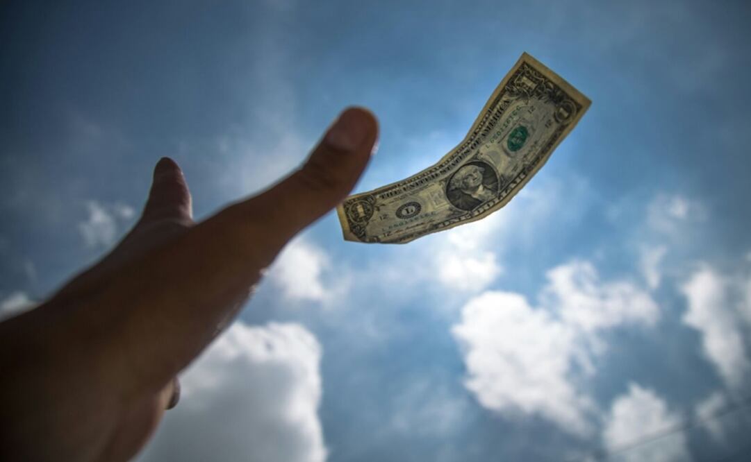 Dólar llega hasta los $18.73 en bancos 