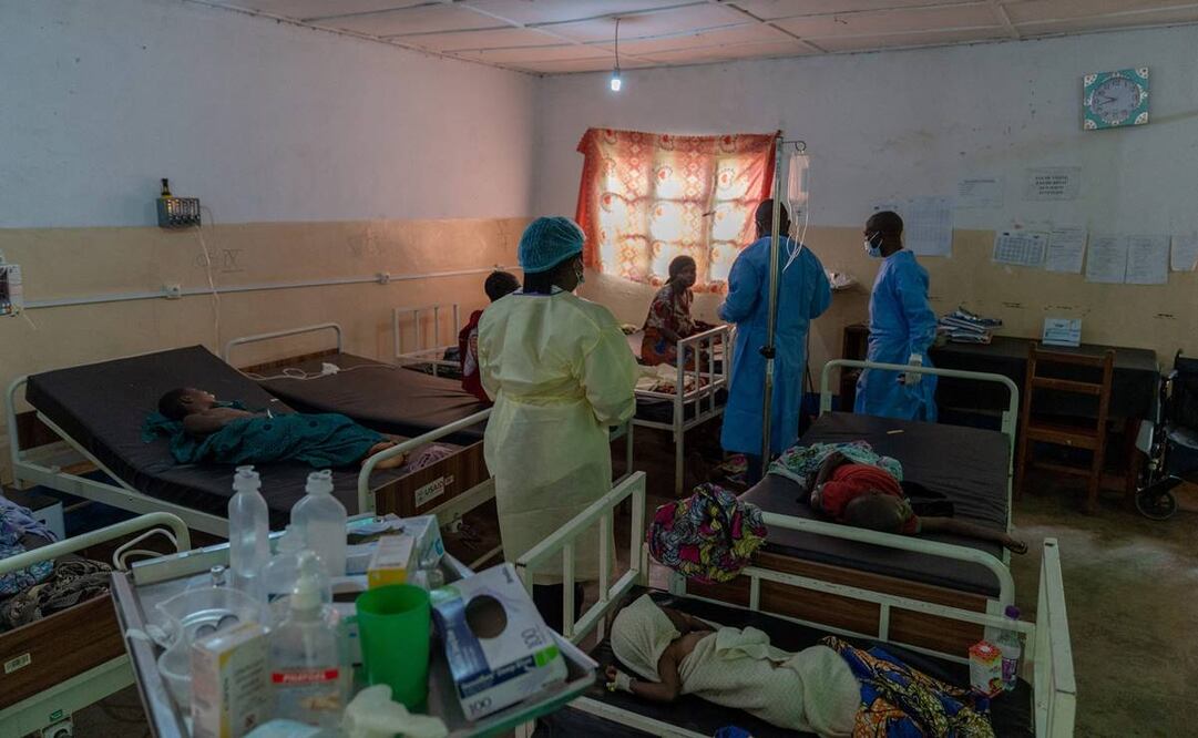 Enfermeras recorren las salas donde están hospitalizados pacientes con mpox en el hospital de Kavumu. Foto: AFP