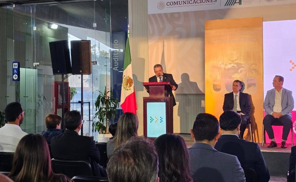 En conferencia de prensa, Javier Villazón, director general de ASA, dijo que en 2030 estos aeropuertos tendrán la capacidad de mover 1.4 millones de pasajeros. Foto: Sara Cantera - EL UNIVERSAL