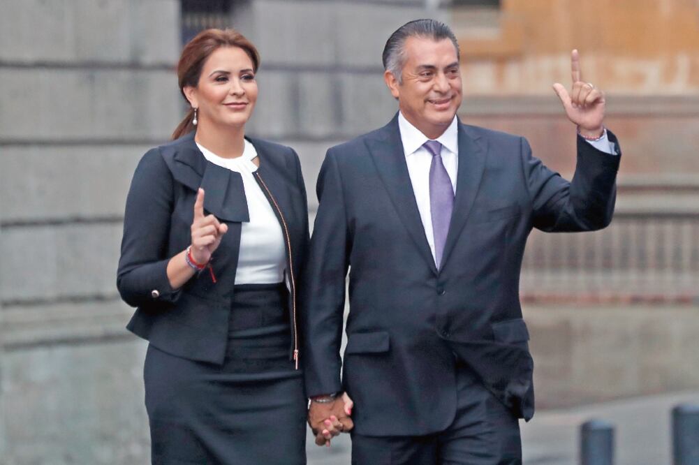 El candidato independiente Jaime Rodríguez Calderón, con su esposa Adalina Davalos, el domingo al llegar al Palacio de Minería al primer debate( YADÍN XOLALPA. EL UNIVERSAL )