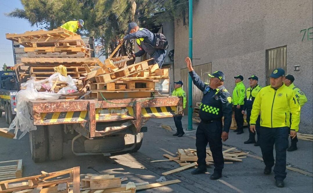 Los manifestantes aseguran que les retiraron varias toneladas de madera que eran ocupadas para apartar lugares de estacionamiento en vía pública, además que denuncian las extorsiones y restricciones laborales. (Foto: especial)
