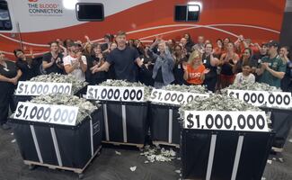 MrBeast dona 6.5 millones para cáncer pediátrico; cumple el deseo de niños junto LeBron James y The Rock