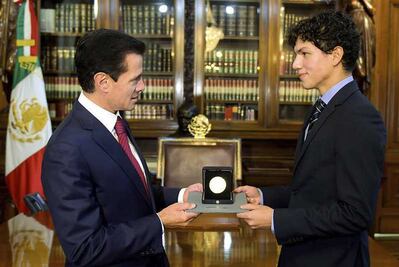 Enrique Peña Nieto entrega a Isaac Hernández la Medalla Bellas Artes