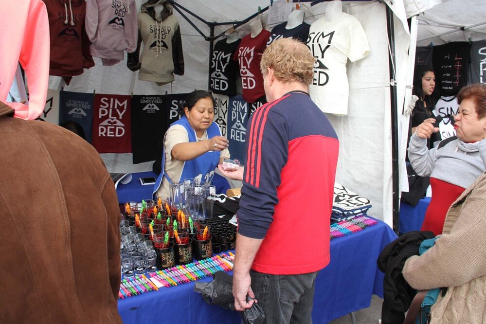 El tecladista Dave Clayton adquirió algunos recuerdos en los puestos ambulantes, colocados a las afueras del Auditorio Nacional (Foto: Agustin Salinas)