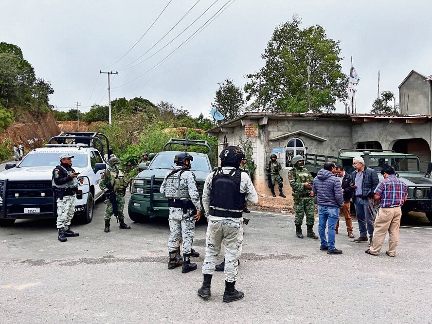 Elementos de la Guardia Nacional, Policía Estatal y militares no han podido ingresar al poblado donde está retenido el alcalde de Malinaltepec. Foto: de Salvador Cisneros. El Universal