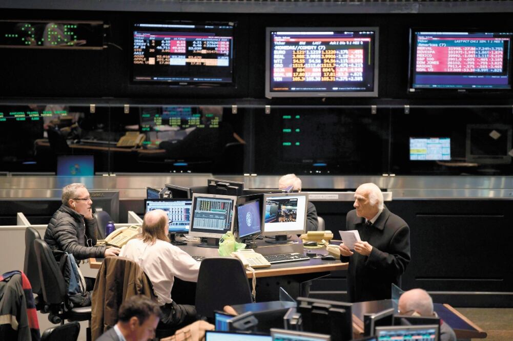 Corredores de la bolsa de Buenos Aires miran las pizarras electrónicas en las operaciones del pasado lunes. Foto/RONALDO SCHEMIDT. AFP