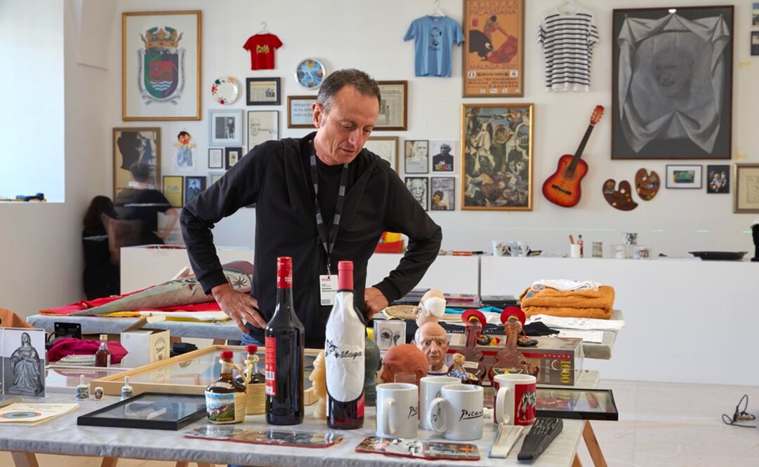 Rogelio López Cuenca trabajando en el montaje de la exposición "Yendo leyendo, dando lugar", en el Museo Reina Sofía. Foto: Joaquín Cortés/Román Lorez. Archivo fotográfico del Museo Reina Sofía