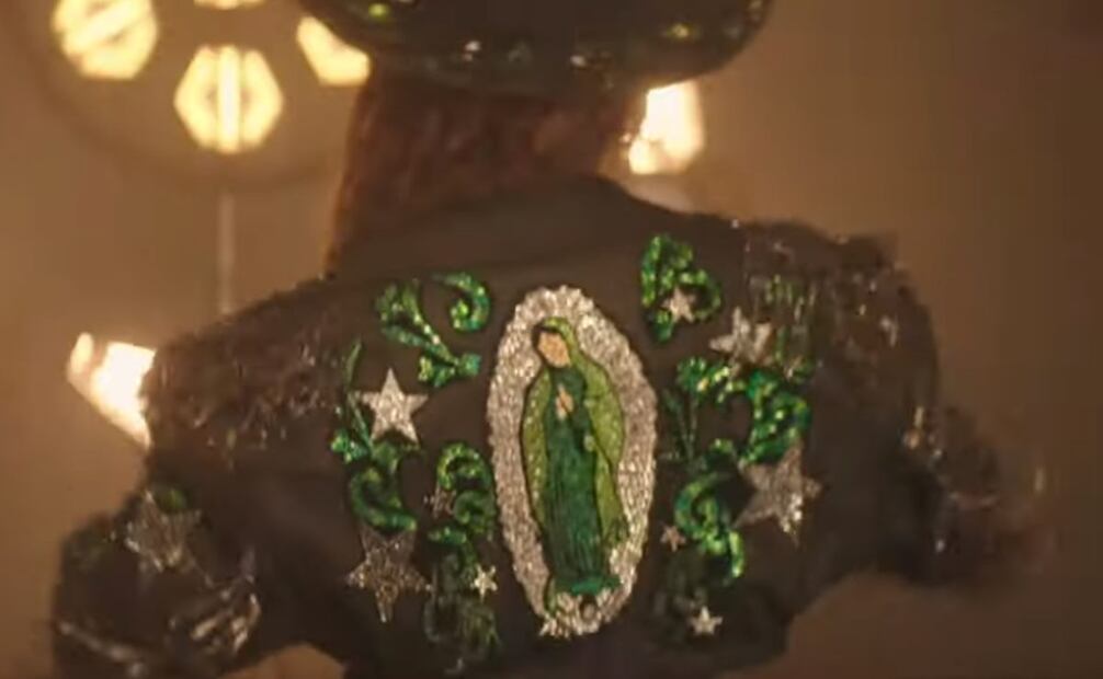 Shakira luce chamarra con la Virgen de Guadalupe en su video "(Entre Paréntesis)"