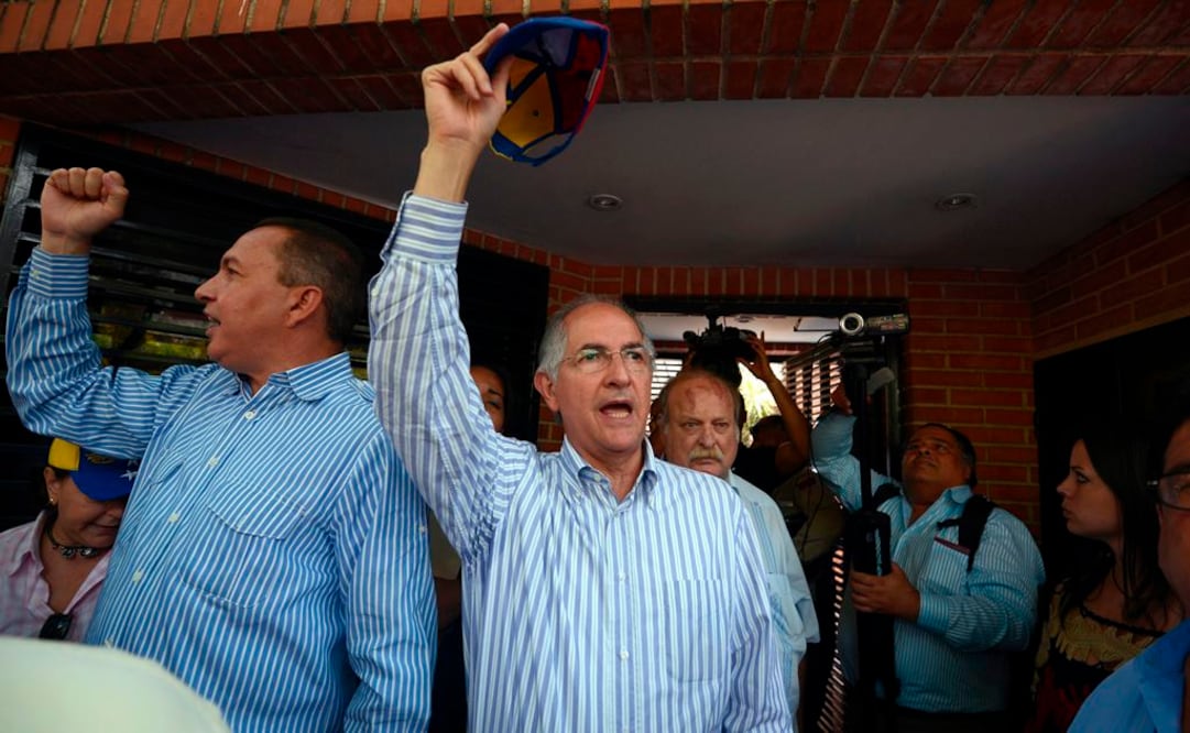 "Regresan" a alcalde opositor Antonio Ledezma a su casa en Venezuela