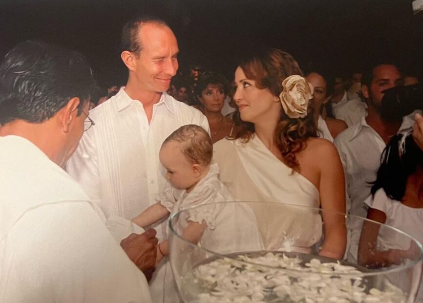 Andrea Legarreta y Erik Rubín en el bautizo de una de sus hijas. Foto: Cortesía.