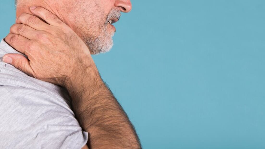 Advertencia ante el dolor de cuello. Fuente: Freepik