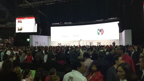 "Invaden" priístas Palacio de los Deportes