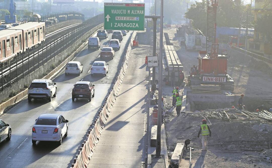 Debido a las obras del puente vehicular Gran Canal hay reducción de carriles en Circuito Interior, en el tramo que va de Eduardo Molina a la calle Florines, en Venustiano Carranza. Foto: Carlos Mejía/EL UNIVERSAL 