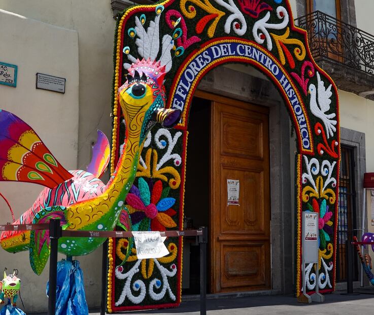 Exposición "Flores para Huitzilopochtli", en el corredor peatonal de República de Guatemala y Argentina, en en Centro Histórico de la Ciudad de México.