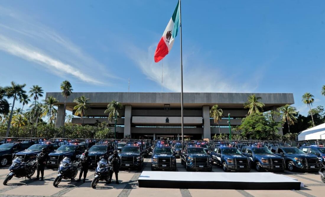 Rubén Rocha Moya entrega 73 nuevas patrullas y 7 motocicletas a corporaciones policiacas de Sinaloa. Foto: Especial