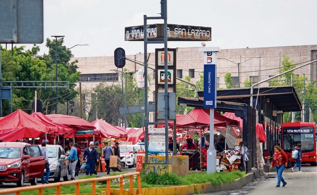 Los comerciantes ambulantes también se colocan todos los días en las inmediaciones de la estación San Lázaro de las líneas 4 y 5 del Metrobús. Foto: Luis Camacho|El Universal